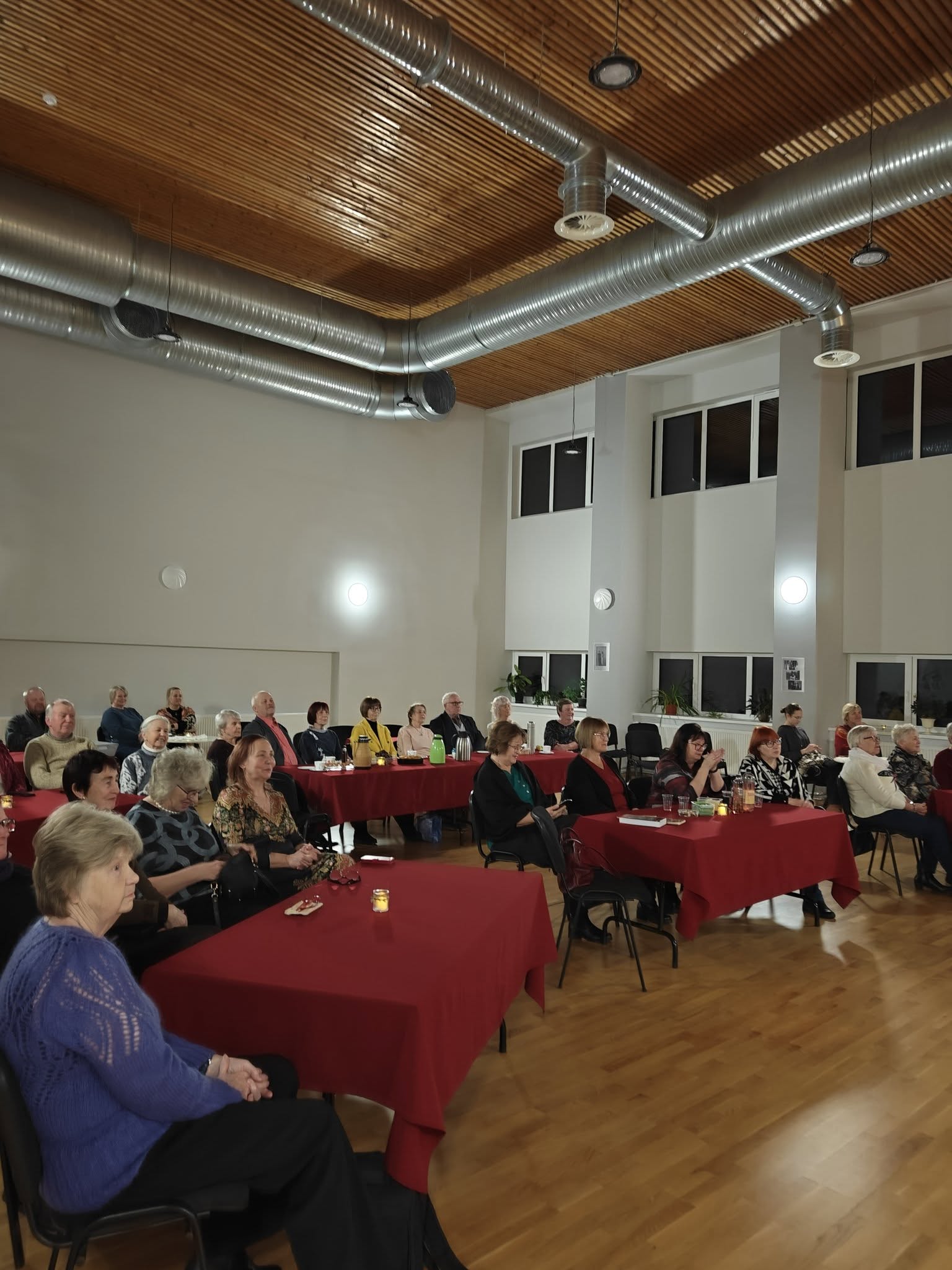 ESF+ abil viis Sonda Arenduskoolituskeskus ellu miniprojekti „Rännak läbi muusika 55+”, mille raames korraldati kuus kultuuriõhtut 55+ vanusegrupile. Projekti e